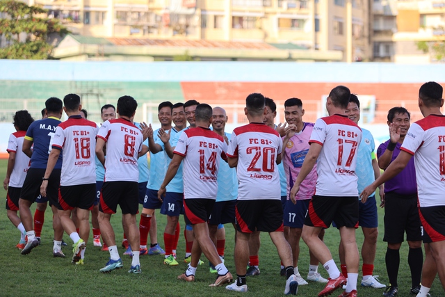 Huyền thoại b&oacute;ng đ&aacute; tranh t&agrave;i PickFootball, tặng TV b&agrave; con bị ảnh hưởng b&atilde;o lũ tại Kh&aacute;nh H&ograve;a- Ảnh 6.