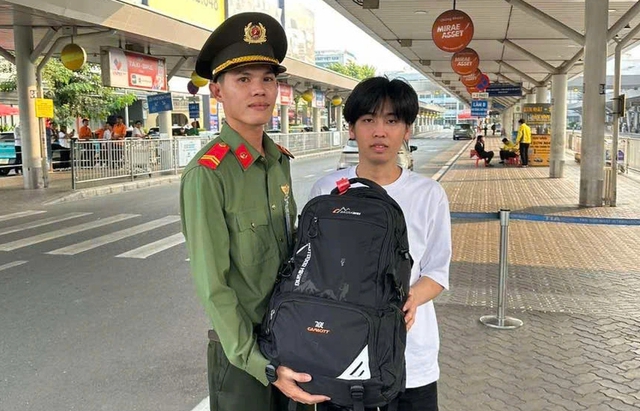 C&ocirc;ng an T&acirc;n Sơn Nhất trả t&agrave;i sản hơn 1 tỉ đồng cho nhiều kh&aacute;ch l&agrave;m rơi - Ảnh 2.