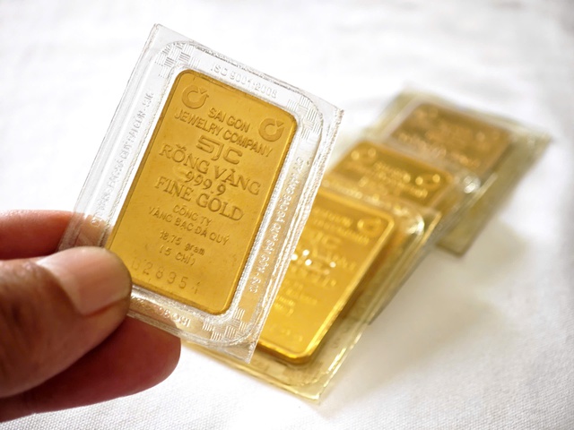 Gi&aacute; v&agrave;ng, bạc lập mức cao kỷ lục - Ảnh 1.
