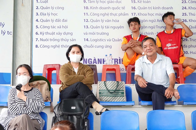 Vợ chồng U.60 đến đất sen hồng cổ vũ 'Ronaldo b&eacute;o' tại TNSV THACO cup 2026- Ảnh 1.