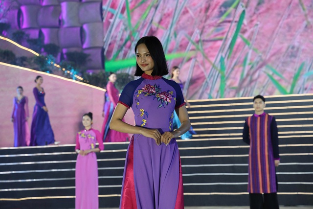 Mai anh đ&agrave;o Đ&agrave; Lạt rực rỡ sắc xu&acirc;n trong đ&ecirc;m khai hội- Ảnh 4.
