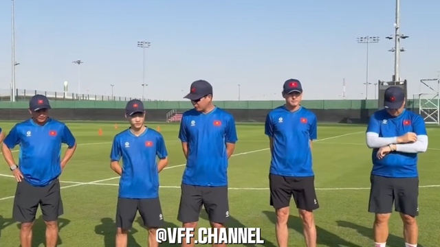 HLV Kim Sang-sik truyền lửa hay cỡ n&agrave;y: &lsquo;Ai cũng đang đau nhưng phải cố chịu, U.23 Việt Nam quyết thắng UAE&rsquo;- Ảnh 1.