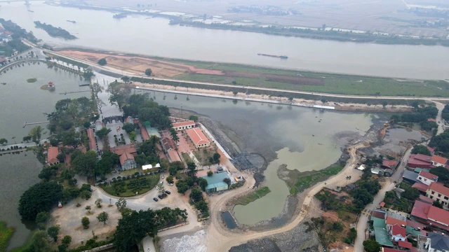 Ph&aacute;t hiện b&atilde;i cọc gỗ cổ trong khu di t&iacute;ch Đền Kiếp Bạc - Ảnh 4.