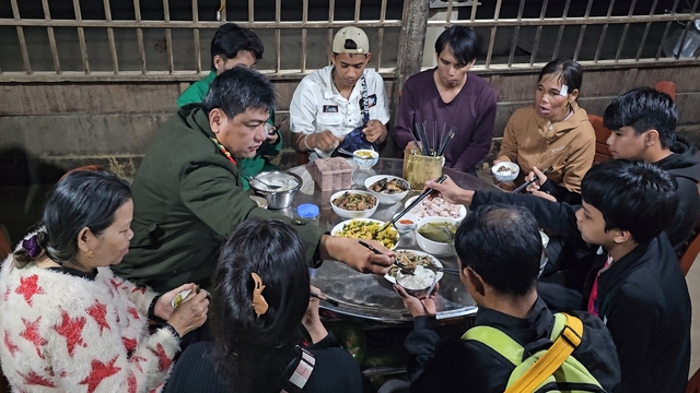 C&ocirc;ng an tỉnh Gia Lai hỗ trợ hồi hương 9 c&ocirc;ng d&acirc;n vượt bi&ecirc;n- Ảnh 1.