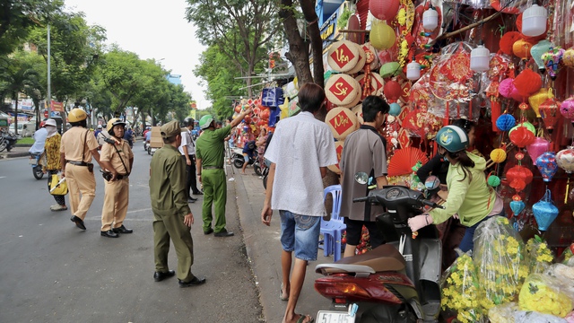 Quản l&yacute; vỉa h&egrave; sau s&aacute;p nhập: Mỗi nơi một kiểu, TP.HCM t&iacute;nh sửa quy định- Ảnh 4.