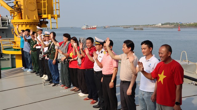 Mang xu&acirc;n ấm đến nh&agrave; gi&agrave;n DK1 v&agrave; thềm lục địa ph&iacute;a nam Tổ quốc- Ảnh 7.