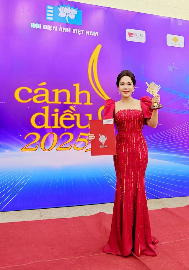 Việt Hương nhận liên tiếp 3 giải thưởng, tiết lộ về ‘hậu phương’ vững chắc- Ảnh 1.