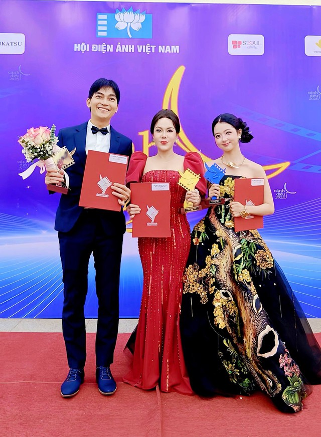 Việt Hương nhận liên tiếp 3 giải thưởng, tiết lộ về ‘hậu phương’ vững chắc- Ảnh 2.