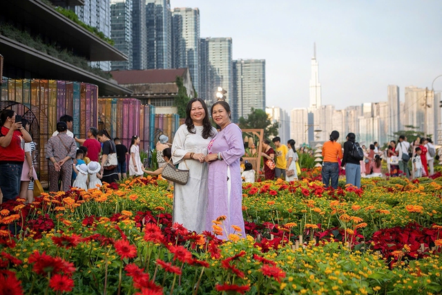 Phố phường TP . HCM rực rỡ sắc xu&acirc;n v&agrave; ảnh hưởng đến kinh tế địa phương - Ảnh 1.