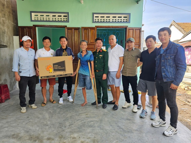 Huyền thoại b&oacute;ng đ&aacute; tranh t&agrave;i PickFootball, tặng TV b&agrave; con bị ảnh hưởng b&atilde;o lũ tại Kh&aacute;nh H&ograve;a- Ảnh 1.