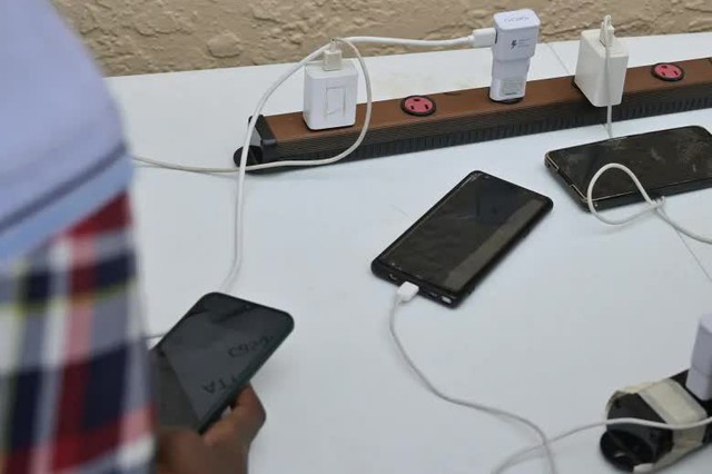 Smartphone d&ugrave;ng vẫn ổn nhưng hễ cắm sạc l&agrave; chậm l&agrave; v&igrave; sao? - Ảnh 1.