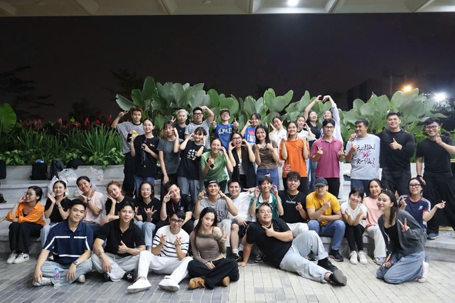 Thức đến 2 giờ đ&ecirc;m để&hellip; tập văn nghệ cho tiệc cuối năm - Ảnh 3.