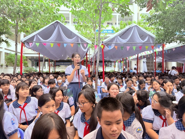 Ph&uacute; Quốc: Trang bị kỹ năng ph&ograve;ng chống bắt c&oacute;c online cho học sinh  - Ảnh 2.