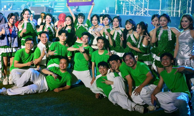 Thức đến 2 giờ đ&ecirc;m để&hellip; tập văn nghệ cho tiệc cuối năm - Ảnh 1.