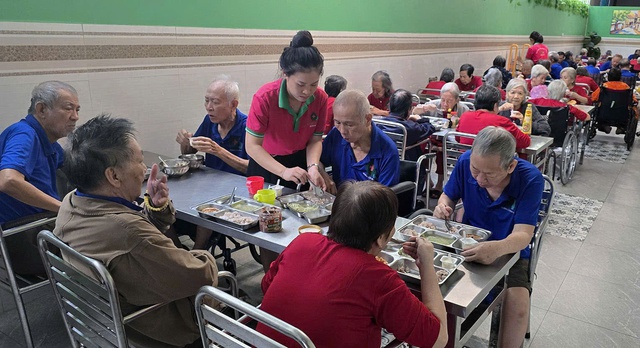 Người gi&agrave; v&agrave; dưỡng l&atilde;o: T&igrave;nh gi&agrave; - Ảnh 4.