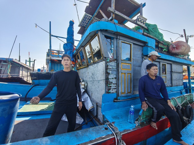 Cận Tết, ngư d&acirc;n Đ&agrave; Nẵng vẫn chần chừ ra khơi v&igrave;&hellip; m&aacute;y VX- Ảnh 3.