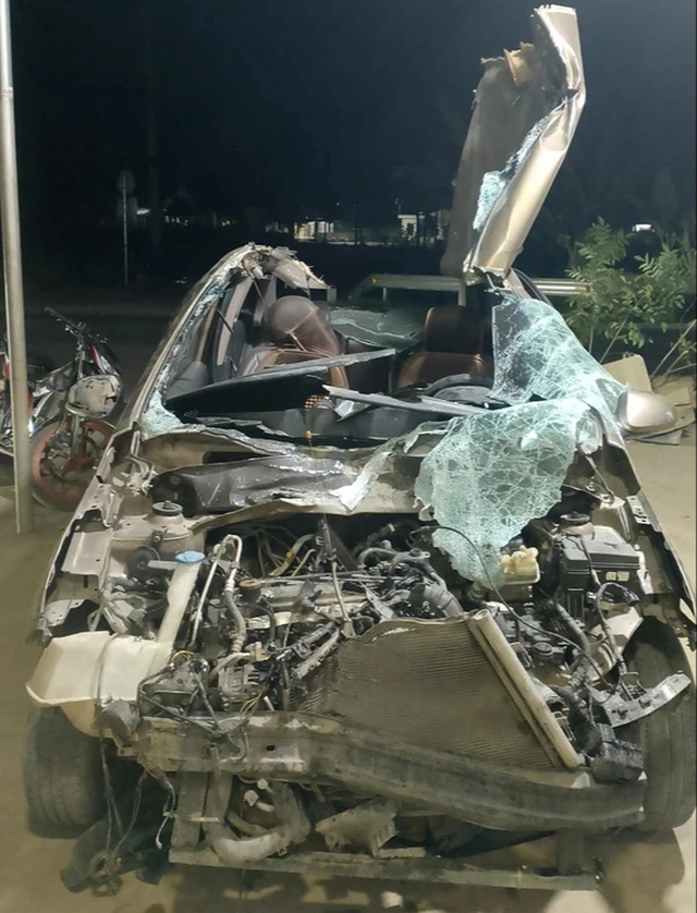 Ô tô bị xé toạc sau khi đâm lan can đường, tài xế thoát chết - Ảnh 1. Ô tô bị xé toạc sau khi đâm lan can đường, tài xế thoát chết - Ảnh 1.