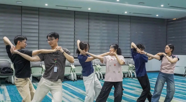 Thức đến 2 giờ đ&ecirc;m để&hellip; tập văn nghệ cho tiệc cuối năm - Ảnh 2.