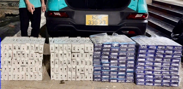 CSGT T&acirc;y Ninh bắt quả tang vụ vận chuyển thuốc l&aacute; lậu trong đ&ecirc;m- Ảnh 2.