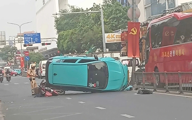 Taxi lật tr&ecirc;n đường Ho&agrave;ng Văn Thụ, người d&acirc;n hỗ trợ giải cứu nạn nh&acirc;n- Ảnh 1.