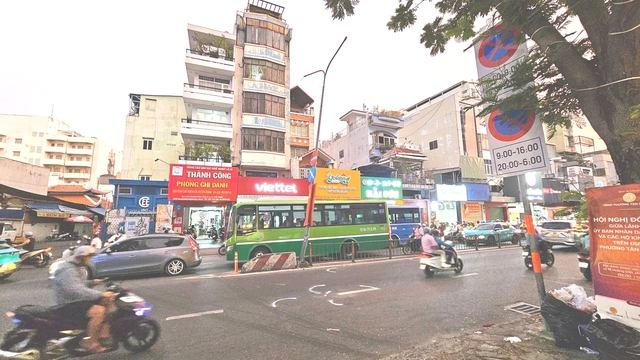 Taxi lật tr&ecirc;n đường Ho&agrave;ng Văn Thụ, người d&acirc;n hỗ trợ giải cứu nạn nh&acirc;n- Ảnh 3.