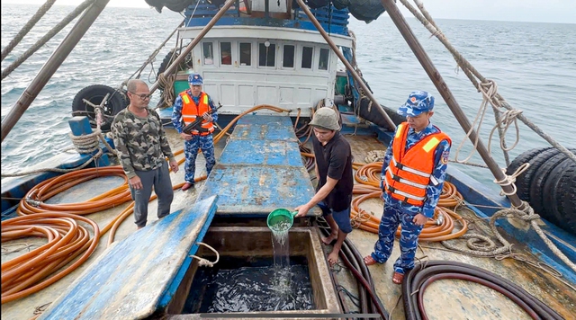 Ph&uacute; Quốc: Bắt giữ t&agrave;u vận chuyển tr&aacute;i ph&eacute;p 100.000 l&iacute;t dầu D.O - Ảnh 1.