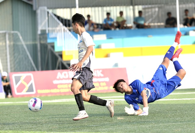 C&uacute; đ&uacute;p đầu ti&ecirc;n ở v&ograve;ng loại T&acirc;y Nam bộ TNSV THACO cup 2026, t&aacute;c giả thần tượng Neymar- Ảnh 2.