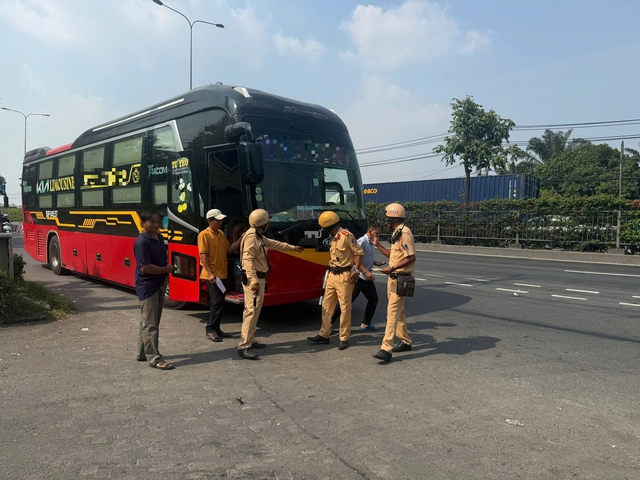 CSGT TP.HCM kiểm tra xe kh&aacute;ch, nhiều t&agrave;i xế bị phạt 1,5 triệu v&igrave; lỗi n&agrave;y - Ảnh 3.