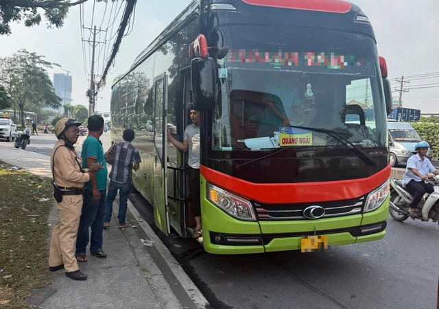 CSGT TP.HCM kiểm tra xe kh&aacute;ch, nhiều t&agrave;i xế bị phạt 1,5 triệu v&igrave; lỗi n&agrave;y - Ảnh 4.