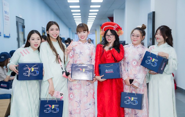 Trường ĐH chi tặng qu&agrave; v&agrave; học bổng tết Nguy&ecirc;n đ&aacute;n cho sinh vi&ecirc;n năm 2026 - Ảnh 3.