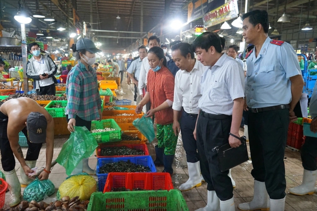 Kiểm tra tận nơi sản xuất để đảm bảo an to&agrave;n thực phẩm- Ảnh 1.