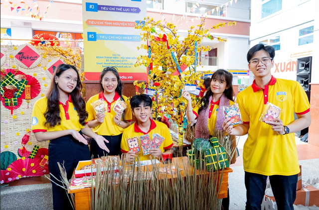Trường ĐH chi tặng qu&agrave; v&agrave; học bổng tết Nguy&ecirc;n đ&aacute;n cho sinh vi&ecirc;n năm 2026 - Ảnh 1.