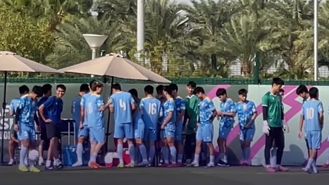 Kh&ocirc;ng nghỉ ngơi, U.23 Việt Nam tập ngay cho b&aacute;n kết: HLV Kim 'nhớ phở nhưng đợi xong 2 trận cuối&rsquo;- Ảnh 1.