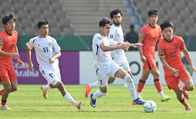 B&aacute;o Trung Quốc khuy&ecirc;n đội nh&agrave; chơi b&oacute;ng bổng v&igrave; cao hơn U.23 Việt Nam: Thầy Kim đ&atilde; c&oacute; c&aacute;ch! - Ảnh 1.