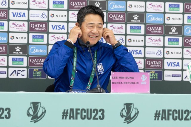 B&aacute;o H&agrave;n Quốc muốn HLV Kim Sang-sik đấu tr&iacute; đồng hương Lee Min-sung ở chung kết U.23 ch&acirc;u &Aacute;- Ảnh 2.