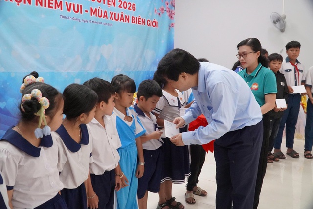 Mang &lsquo;tết trọn niềm vui&rsquo; đến với người d&acirc;n v&ugrave;ng bi&ecirc;n giới An Giang - Ảnh 6.