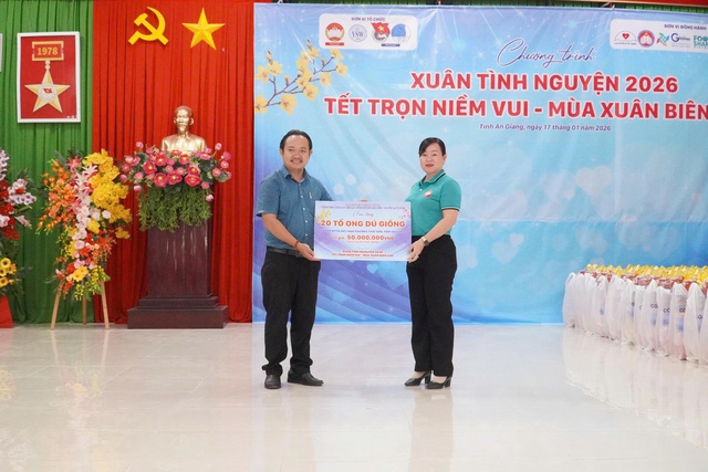 Mang &lsquo;tết trọn niềm vui&rsquo; đến với người d&acirc;n v&ugrave;ng bi&ecirc;n giới An Giang - Ảnh 4.