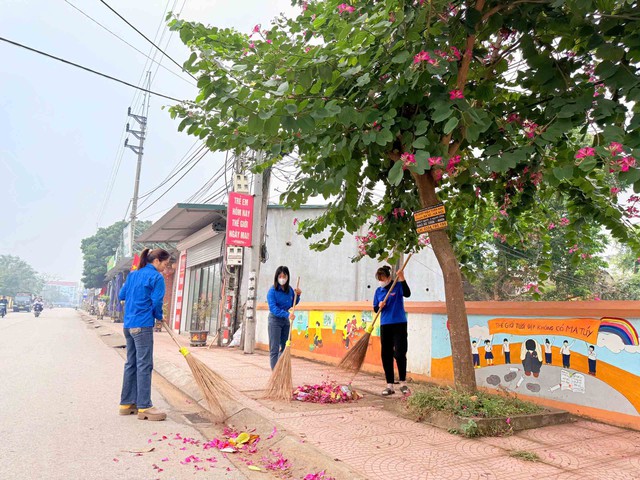 Người trẻ l&agrave;m mới diện mạo x&atilde;, phường ch&agrave;o đ&oacute;n Đại hội Đảng- Ảnh 2.