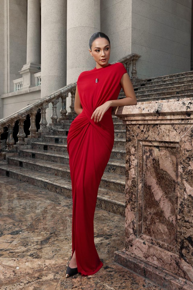 Mặc trang phục màu đỏ sao cho sang chảnh và tinh tế? - Ảnh 3.