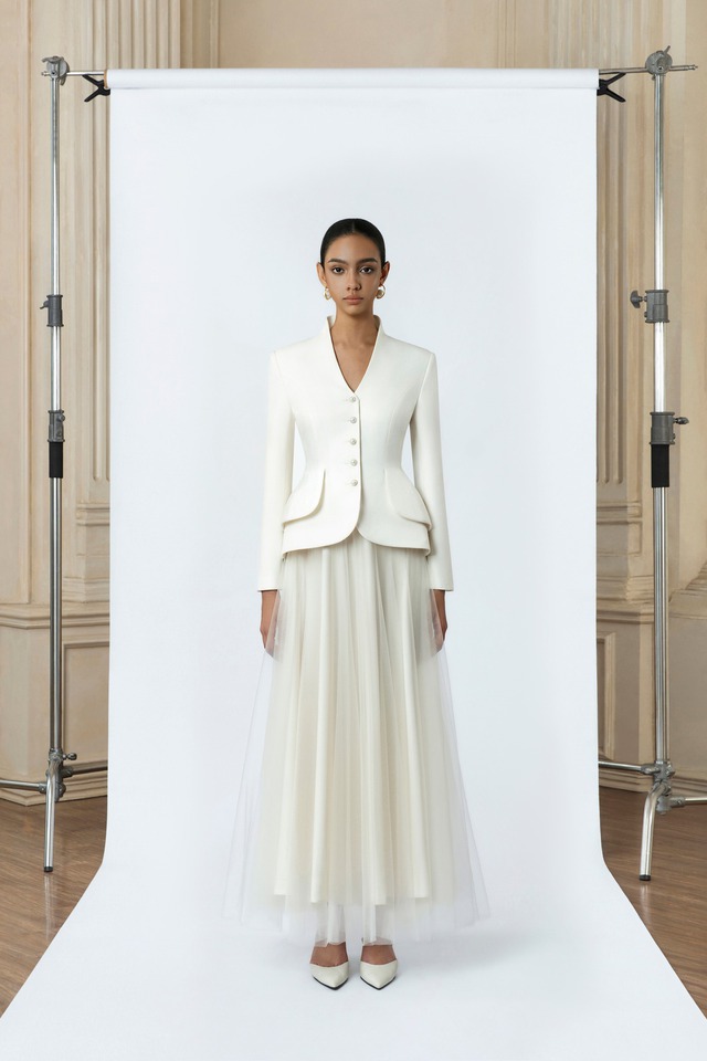 Chân váy dáng dài: Vẻ đẹp dịu dàng theo từng bước chân- Ảnh 4.