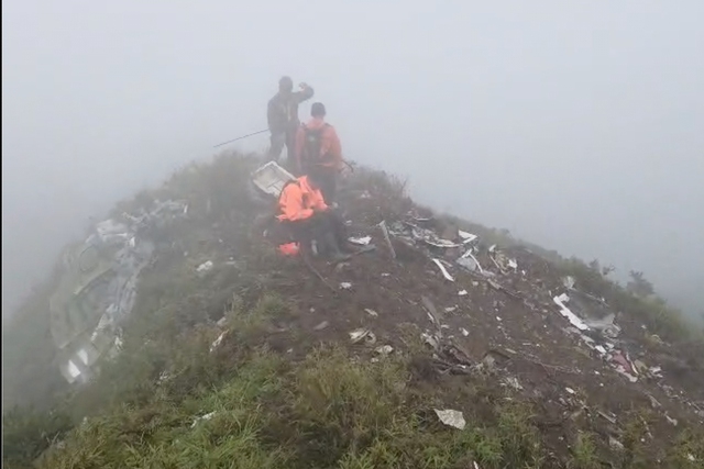 Indonesia ph&aacute;t hiện mảnh vỡ m&aacute;y bay mất t&iacute;ch, chưa t&igrave;m thấy người- Ảnh 2.