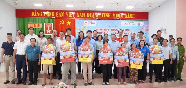 Mang &lsquo;tết trọn niềm vui&rsquo; đến với người d&acirc;n v&ugrave;ng bi&ecirc;n giới An Giang - Ảnh 1.