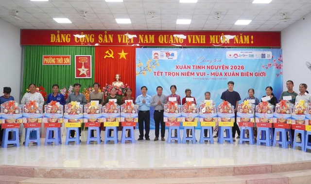 Mang &lsquo;tết trọn niềm vui&rsquo; đến với người d&acirc;n v&ugrave;ng bi&ecirc;n giới An Giang - Ảnh 8.