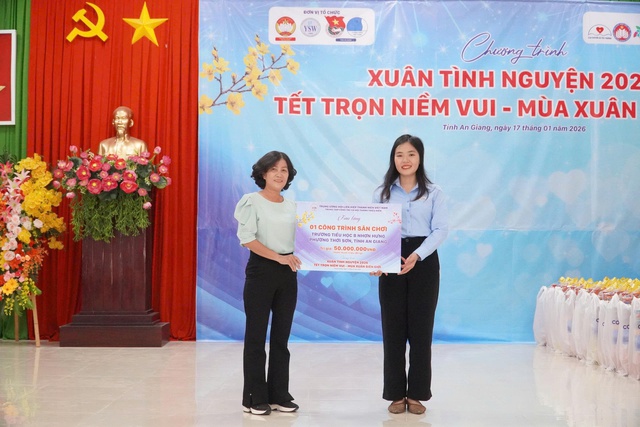 Mang &lsquo;tết trọn niềm vui&rsquo; đến với người d&acirc;n v&ugrave;ng bi&ecirc;n giới An Giang - Ảnh 2.