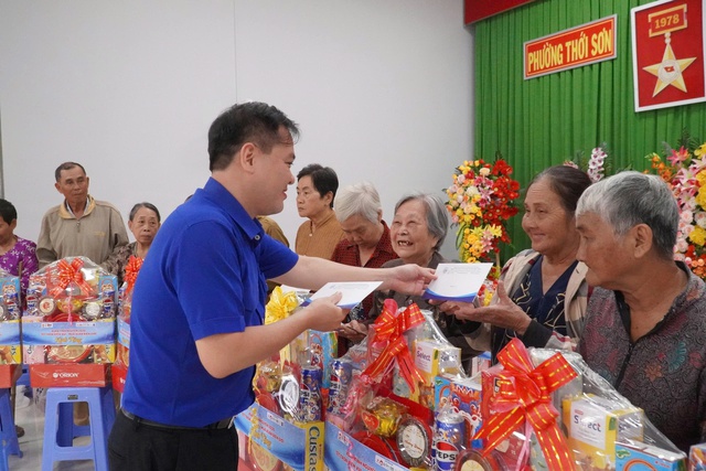 Mang &lsquo;tết trọn niềm vui&rsquo; đến với người d&acirc;n v&ugrave;ng bi&ecirc;n giới An Giang - Ảnh 9.