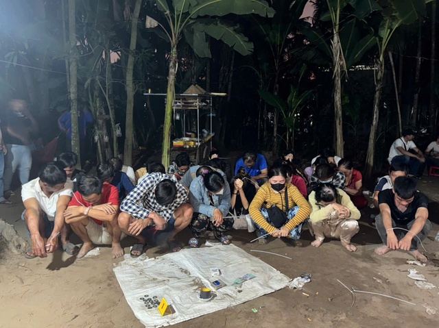 Bắt quả tang 28 người đ&aacute;nh bạc ở khu đất trống, tạm giữ 190 triệu đồng - Ảnh 1.