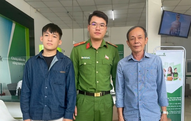 Chuyển nhầm 100 triệu đồng, người d&acirc;n được c&ocirc;ng an gi&uacute;p nhận lại- Ảnh 1.