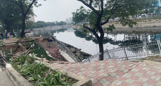 TP.HCM: Sụt l&uacute;n nghi&ecirc;m trọng ven bờ k&ecirc;nh T&agrave;u Hủ, cơ quan chức năng đang khắc phục - Ảnh 1.