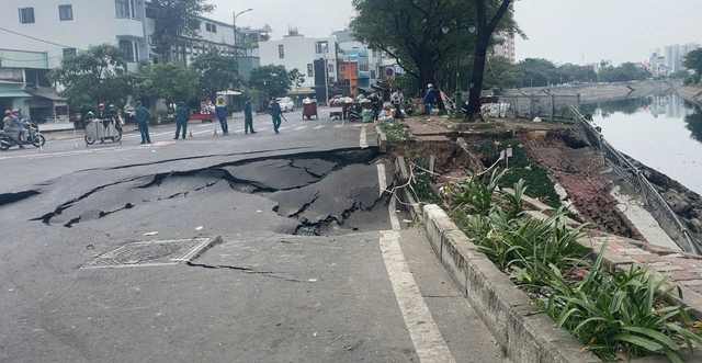 TP.HCM: Sụt l&uacute;n nghi&ecirc;m trọng ven bờ k&ecirc;nh T&agrave;u Hủ, cơ quan chức năng đang khắc phục - Ảnh 2.