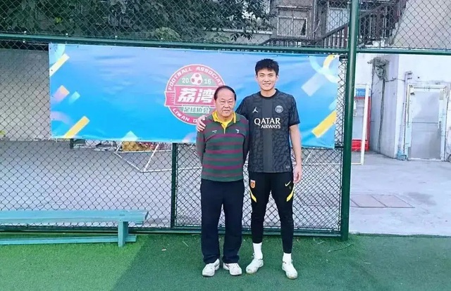 Thú vị hình ảnh Li Hao thời ‘xa lắc’, thầy cũ hé lộ nhiều chuyện về thủ môn U.23 Trung Quốc
- Ảnh 2. Thú vị hình ảnh Li Hao thời ‘xa lắc’, thầy cũ hé lộ nhiều chuyện về thủ môn U.23 Trung Quốc
- Ảnh 2.